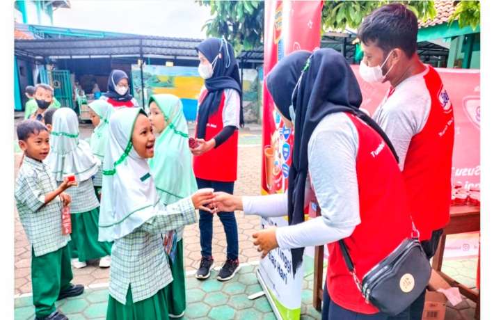 Pemberian Susu dari Zee